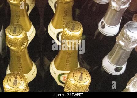 Berlino, Germania. Xvi Dec, 2019. Bottiglie di Champagne sono su un ripiano a sconto negozio Lidl. Appena in tempo per Natale, la Germania discount sono anche decorare i loro negozi con un tocco di lusso. Credito: Paolo Zinken/dpa/Alamy Live News Foto Stock