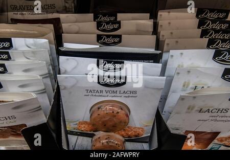 Berlino, Germania. Xvi Dec, 2019. Delizie di salmone sono su un ripiano al discount Lidl. Appena in tempo per Natale, la Germania discount sono anche decorare i loro negozi con un tocco di lusso. Credito: Paolo Zinken/dpa/Alamy Live News Foto Stock