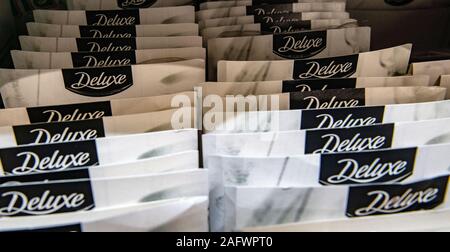 Berlino, Germania. Xvi Dec, 2019. Delicatessen sono su un ripiano al discount Lidl. Appena in tempo per Natale, la Germania discount sono anche decorare i loro negozi con un tocco di lusso. Credito: Paolo Zinken/dpa/Alamy Live News Foto Stock