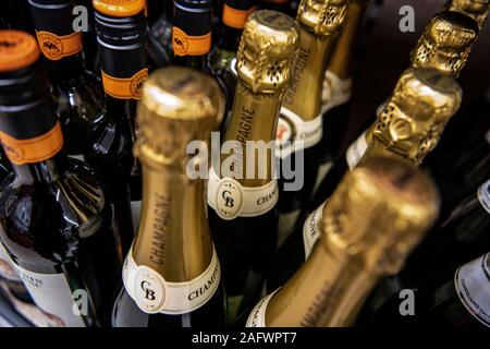 Berlino, Germania. Xvi Dec, 2019. Bottiglie di Champagne sono su un ripiano a sconto negozio Lidl. Appena in tempo per Natale, la Germania discount sono anche decorare i loro negozi con un tocco di lusso. Credito: Paolo Zinken/dpa/Alamy Live News Foto Stock