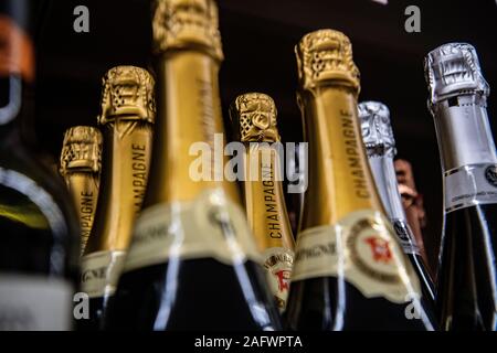 Berlino, Germania. Xvi Dec, 2019. Bottiglie di Champagne sono su un ripiano a sconto negozio Lidl. Appena in tempo per Natale, la Germania discount sono anche decorare i loro negozi con un tocco di lusso. Credito: Paolo Zinken/dpa/Alamy Live News Foto Stock