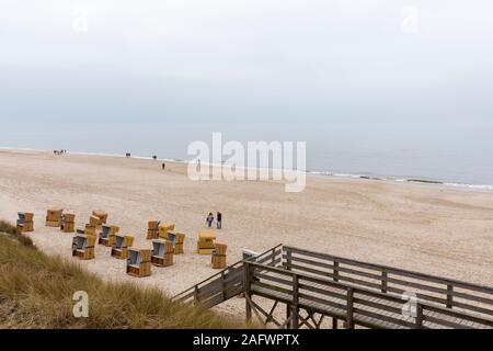 Strand, Strandkoerbe, Spaziergaenger, Holzsteg, Meer, Wenningstedt, Sylt Foto Stock