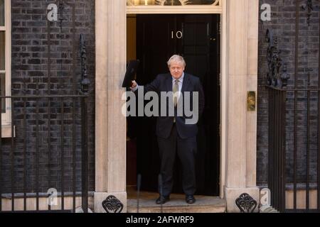 Londra, Regno Unito. 13 dicembre, 2019. Il primo ministro Boris Johnson ritorna a 10 Downing Street dopo la produzione di un discorso alla nazione dopo la Conservat Foto Stock