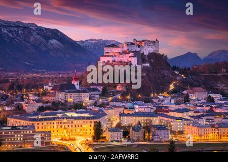 Salisburgo, Austria. Cityscape immagine di Salisburgo, in Austria con la Fortezza Hohensalzburg durante la bella stagione invernale sunrise. Foto Stock