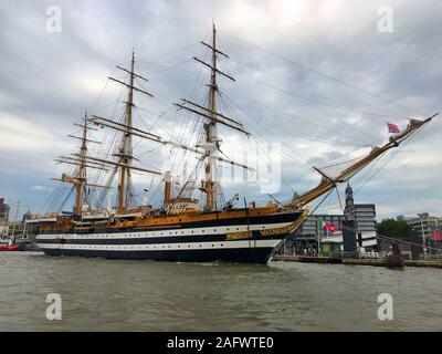 Amburgo, Germania - agosto 17,2018: Amerigo Vespucci nave. Questa nave a vela della marina militare costruito come nave scuola per la formazione di ufficiali stude Foto Stock