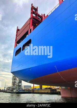 Amburgo, Germania - agosto 17,2018: la nave container di spedizione COSCO Leo nel porto di Amburgo. UniverseChina Ocean Shipping Company, noto come COSCO era un Foto Stock