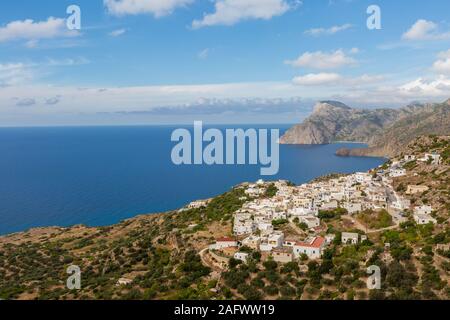 Vista sul paesaggio di Karpathos circondato dal mare e dalle montagne sotto Un cielo blu nuvoloso in Grecia Foto Stock