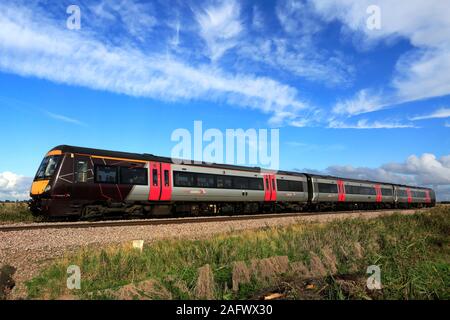 Cross Country 170104 Turbostar passando Whittlesey town, Fenland, Cambridgeshire, Inghilterra Foto Stock