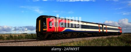 East Midlands treno 158 785 passando Whittlesey town, Fenland, Cambridgeshire, Inghilterra Foto Stock