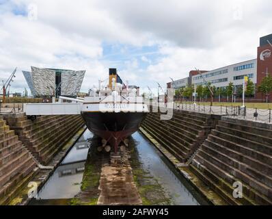 Titanic Belfast Visitor Center e SS Nomadic barca nel bacino di carenaggio, Irlanda del Nord Foto Stock