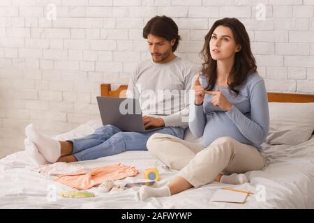 Premurosa donna incinta pensando di checklist per andare in ospedale di maternità Foto Stock