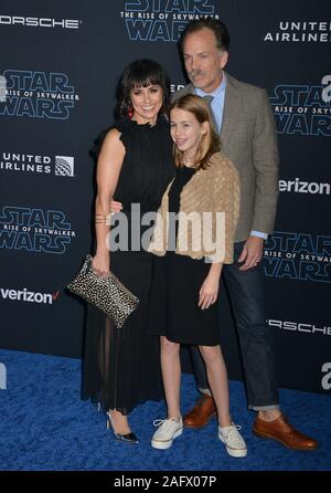 Los Angeles, Stati Uniti d'America. Xvii Dec, 2019. Constance Zimmer, Colette Lamoureux, Russ Lamoureux 150 arriva alla premiere di Disney's "Star Wars: l'aumento dell'Skywalker' sul dicembre 16, 2019 a Hollywood, California Credit: Tsuni/USA/Alamy Live News Foto Stock