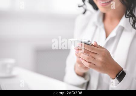 Irriconoscibile ragazza latina messaggio di scrittura sulla linea Foto Stock