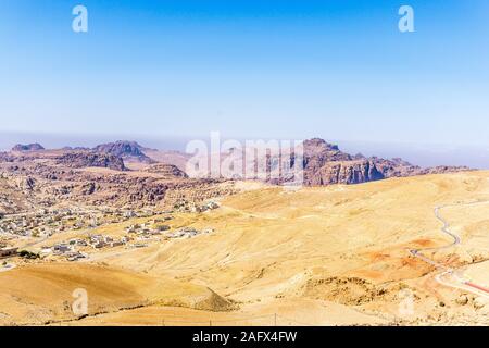 Wadi Musa piccola città nel deserto vicino a Petra, Giordania, Medio Oriente Foto Stock
