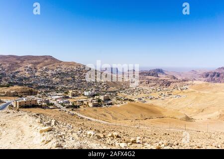 Wadi Musa piccola città nel deserto vicino a Petra, Giordania, Medio Oriente Foto Stock