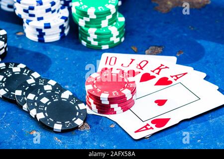 Gioco del poker concetto. Concetto di casinò per il business, rischio,possibilità, buona fortuna o il gioco d'azzardo. Pila di chips e carte da gioco, close up, isolata. Foto Stock