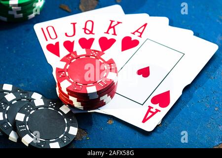 Gioco del poker concetto. Concetto di casinò per il business, rischio,possibilità, buona fortuna o il gioco d'azzardo. Pila di chips e carte da gioco, close up, isolata. Foto Stock