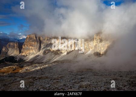 La luce del sole e nuvole sulla parete di montagna e ghiaioni. Il gruppo di Fanes nelle Dolomiti. Cima Scotoni. Alpi italiane. Europa Foto Stock