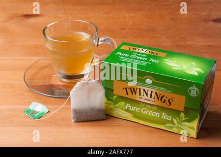 Carrara, Italia - 17 dicembre 2019 - Una scatola di Twinings tè verde su un tavolo con una tazza di tè e un sacchetto da tè Foto Stock