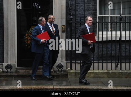 (Da sinistra a destra) nuovo Segretario gallese Simon Hart, ministro senza portafoglio James abilmente e Scottish Secretary Jack Alister lasciando Downing Street, Londra dopo aver partecipato alla prima riunione del gabinetto dopo che il Partito conservatore ha vinto le elezioni generali. Foto Stock