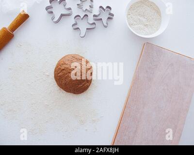 Natale sfondo di cottura: pasta, cookie cutter e spezie. Visto dal di sopra. La cottura Ingredienti per biscotti di Natale e pan di zenzero Foto Stock