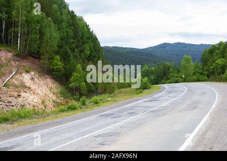 Andando verso il basso e ruotandolo sopra la montagna. Il flip flop. Avanti sconosciuto Foto Stock