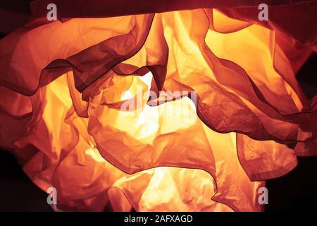 Abstract sfondo sfocatura dello sfondo arancione, carta sgualcita illuminato da una lampada. Colore del 2020 sullo sfondo di Lava sfondo, foto colorato in Foto Stock