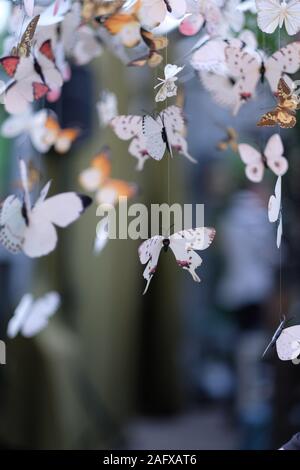 Decorazione di festa in forma di farfalle di carta, sospesa su una stringa Foto Stock