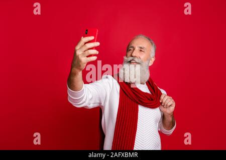 Ritratto di sua egli bella attraente Allegro vivace fiducioso alla moda grigio positivo dai capelli uomo prendendo rendendo selfie posa isolate su luminose Foto Stock