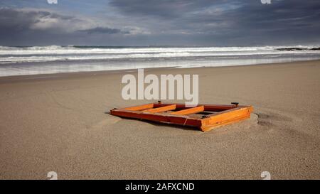 Barranan / Spagna - 15 dicembre 2019: rimane di fronte spiaggia shack lavato fino a una spiaggia in Barranan Galizia Spagna Foto Stock