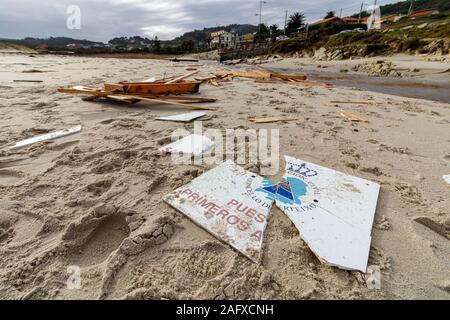 Barranan / Spagna - 15 dicembre 2019: resti di un bagnino hut lavato fino a una spiaggia in Barranan Galizia Spagna Foto Stock