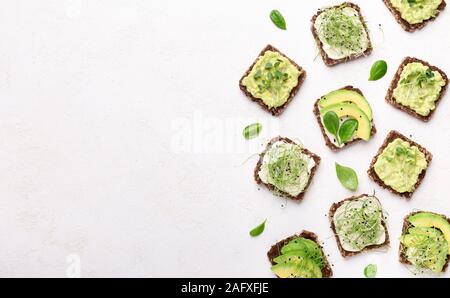 Una sana panini con formaggio di tofu, avocado e microgreen Foto Stock