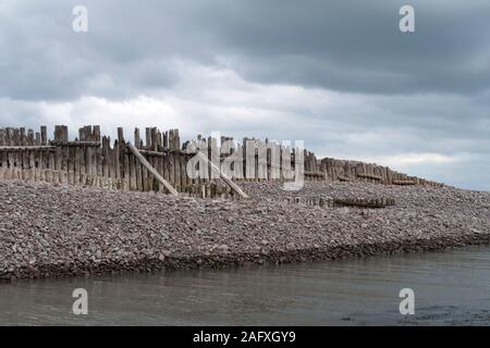 Vecchio legno sbiancato mare barriera di difesa Porlock Weir Foto Stock