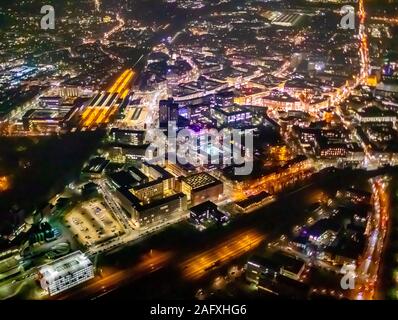 Foto aerea, il centro di giustizia di notte, il centro della città di Bochum con il mercatino di Natale, volo notturno su Bochum, Bochum, la zona della Ruhr, Germania, Europa, uccelli-e Foto Stock