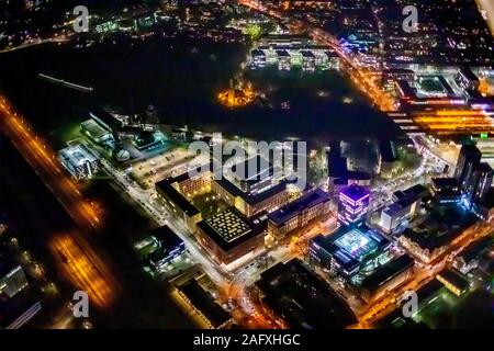 Foto aerea, il centro di giustizia di notte, il centro della città di Bochum con il mercatino di Natale, volo notturno su Bochum, Bochum, la zona della Ruhr, Germania, Europa, uccelli-e Foto Stock