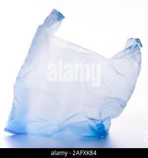 Vuoto azzurro sacchetto di polietilene su sfondo bianco Foto Stock