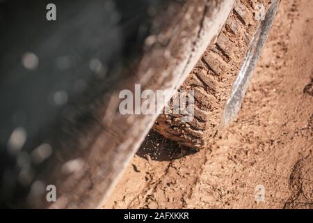 Pneumatico auto nel fango Foto Stock