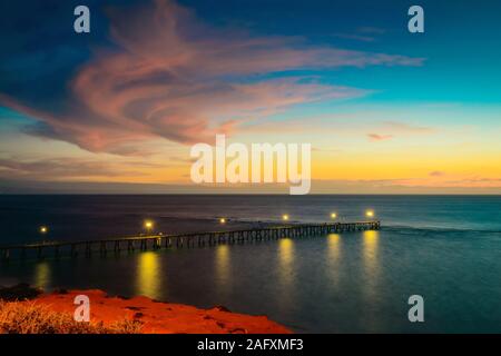 Port Noarlunga pier con luce dopo il tramonto, Sud Australia. Lunga esposizione delle impostazioni della fotocamera Foto Stock