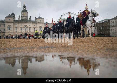 Vista generale del cambio della guardia sulla sfilata delle Guardie a Cavallo, Londra. Membri del Blues e Royals staccarsi guardia e ritorno alle caserme in tempo umido. Foto di PA. Picture Data: martedì 17 dicembre, 2019. Vedere PA storia meteo pioggia. Foto di credito dovrebbe leggere: Victoria Jones/filo PA Foto Stock