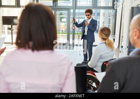 Imprenditore cieco come un altoparlante in un congresso o riunione aziendale Foto Stock