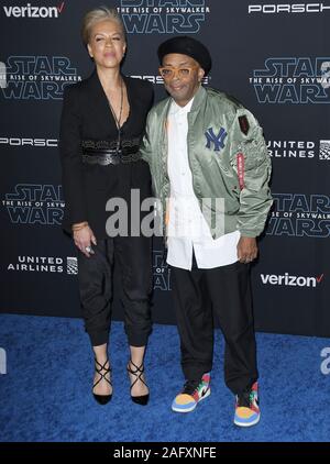 Los Angeles, Stati Uniti d'America. Xvi Dec, 2019. Tonya Lee Lewis e Spike Lee al Disney's STAR WARS IL LUOGO DI SKYWALKER tenutosi presso il Teatro Dolby in Hollywood, CA il lunedì, ?16 dicembre 2019. (Foto di Sthanlee B. Mirador/Sipa USA) Credito: Sipa USA/Alamy Live News Foto Stock