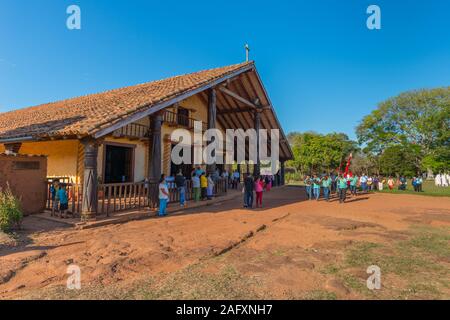 Feria o processione religiosa presso la missione gesuita di Santa Ana, Circuito dei Gesuiti, pianura orientale, Bolivia, America Latina Foto Stock