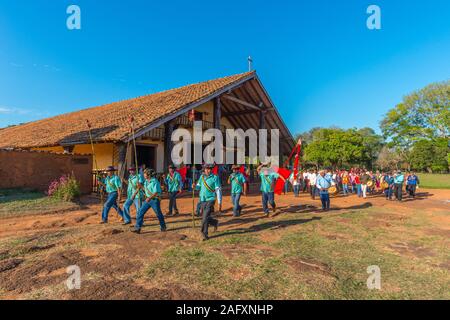 Feria o processione religiosa presso la missione gesuita di Santa Ana, Circuito dei Gesuiti, pianura orientale, Bolivia, America Latina Foto Stock