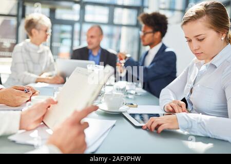 La gente di affari in riunione con calendario e tablet PC durante la programmazione Foto Stock