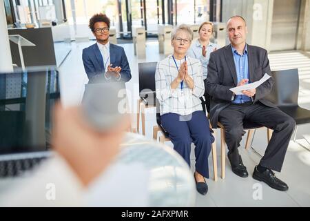 Il pubblico applaude durante una conferenza in occasione di una conferenza o di una formazione avanzata Foto Stock