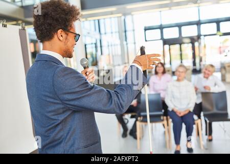 Blind uomo d'affari come un altoparlante o un life coach in occasione di una conferenza o congresso Foto Stock