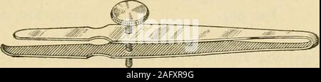 . Manuale di intervento chirurgico. Fig. 960.-Dorrance morsetto. Fig. 961.-Criles morsetto. Delicatamente ma rimuovere accuratamente tutto il sangue se clotted o non; in tal modo utilizzareil normale soluzione salina. Esaminare i bordi della ferita; se sono laceratedor contused pare loro. A questo scopo utilizza Carrel belle forbici. Umettare thevessel sia dentro che fuori con vaselina (Carrel). Resecare con cautela o rimuoverel guaina esterna della nave dalla zona della ferita. Se qualsiasi Zme della sezione adventitia. Foto Stock