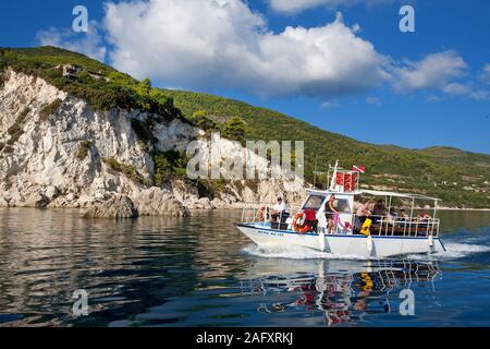 Tauchboot vor der Küste von Zante, Griechenland | barca presso la costa rocciosa dell'isola di Zante, Grecia Foto Stock