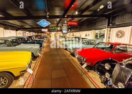 'Memory Lane' - una raccolta degli anni cinquanta e sessanta automobili classiche in Haynes International Motor Museum a Sparkford, Somerset, Regno Unito Foto Stock