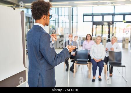 Imprenditore cieco come un altoparlante in occasione di una conferenza o di formazione Foto Stock